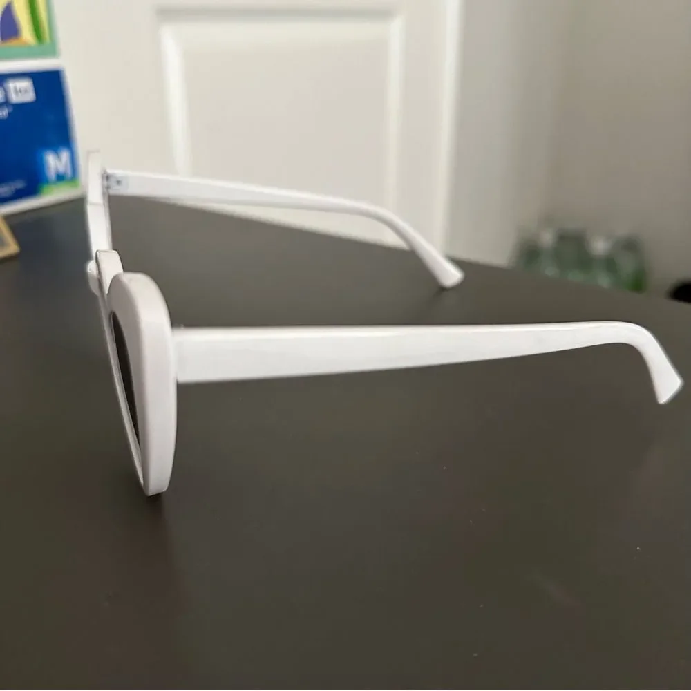 White heart plastic sunglasses